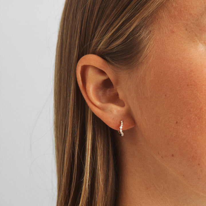 Mads Z Freya creolen in 14 kt. goud met 0,20 ct. diamanten 