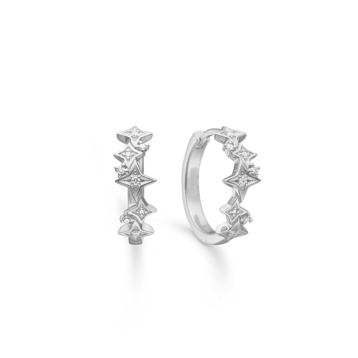 Zilveren oorbellen met stervorm en kleine heldere steentjes, voor- en zijaanzicht