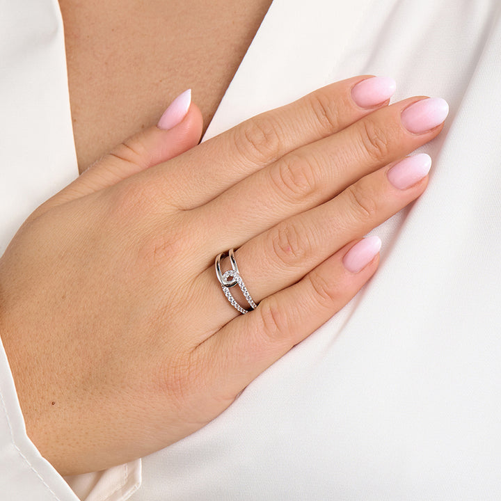 Zilveren ring met zirkoniasteen aan de hand van de vrouw, vooraanzicht, elegant ontwerp