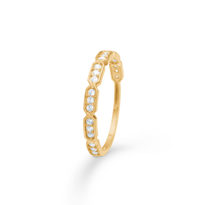 Diamantring i gult guld med små indfattede diamanter i et moderne design. Model 12345