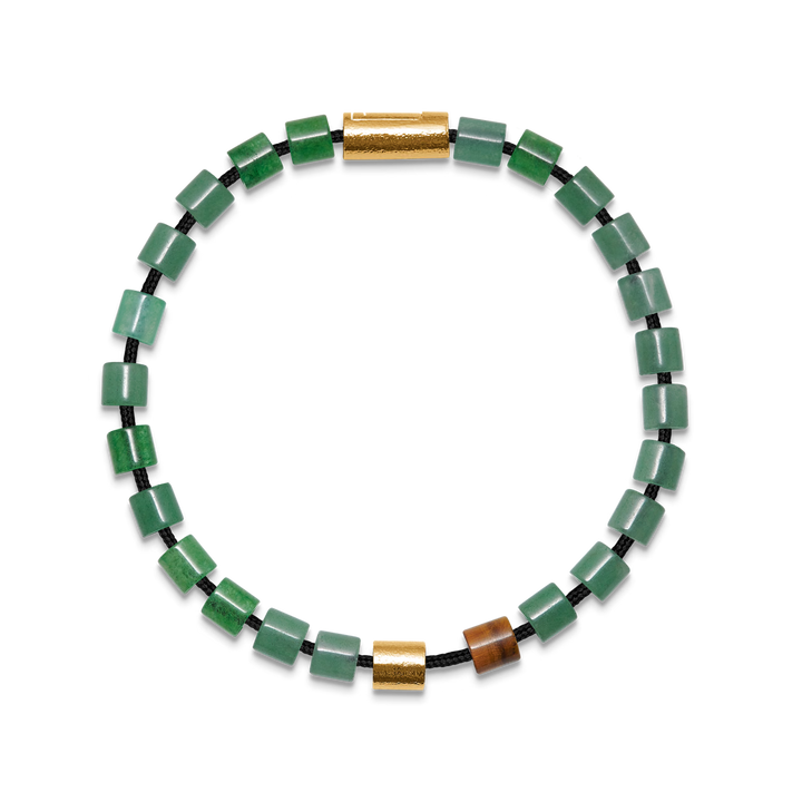 Green Jadeite Bracelet med guldperler og mørke detaljer på sort baggrund. Model 45678