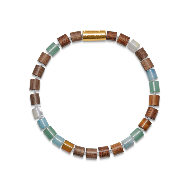 Perlearmbånd med brune træperler, lysegrønne og hvide sten samt en gylden detalje. Model SKU12345