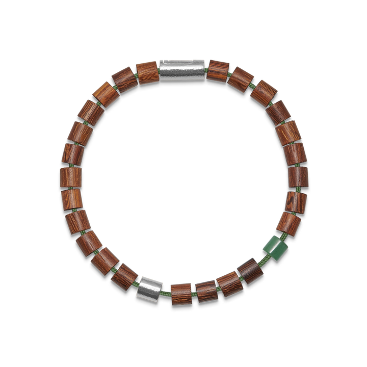 Wood & Silver Bead Bracelet, armbånd med brune træperler, sølvdetaljer og en grøn accentperle. Model SKU12345