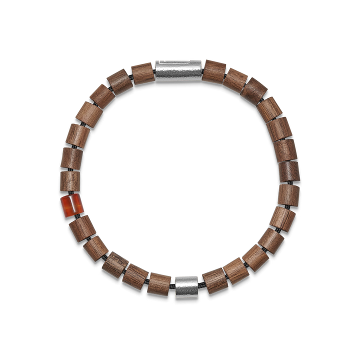 Træarmbånd med brune træperler, sølvdetaljer og en enkelt rød sten på sort baggrund. Model 12345