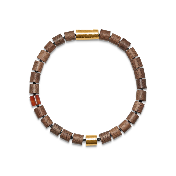 Armbånd med brune træperler, guldperler og en rød accentperle på sort baggrund. Model 12345