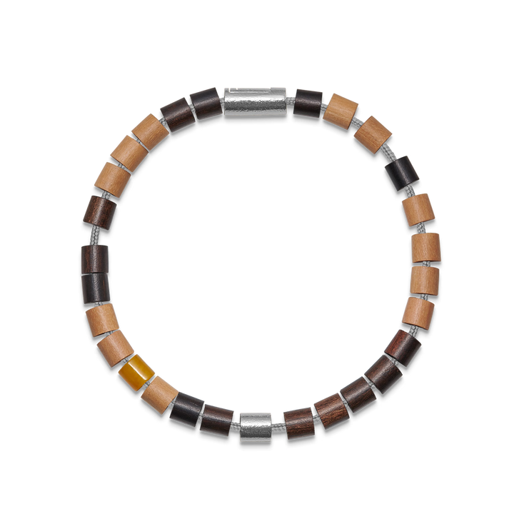 Armbånd med brune og sorte læderperler samt sølvdetaljer på sort baggrund. Model 12345