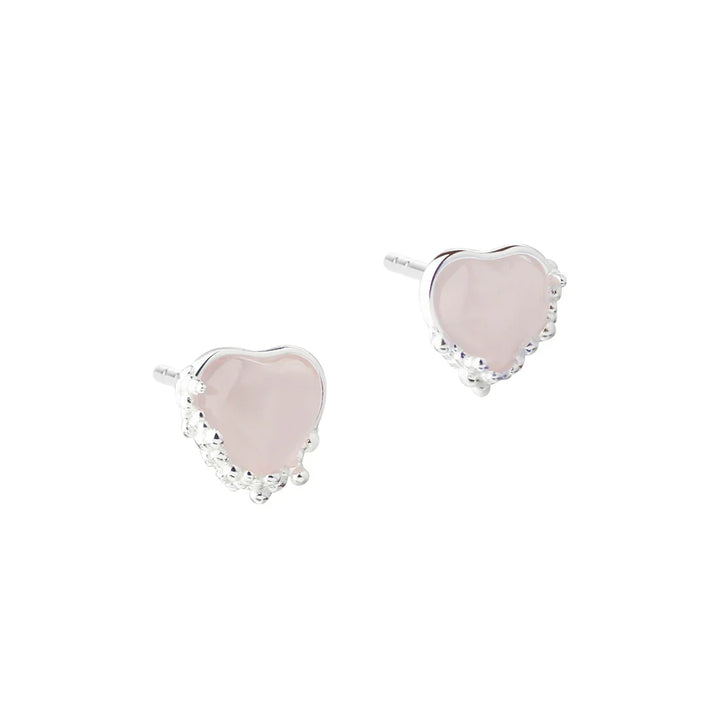 Hartvormige oorbellen in zilver met roze stenen, vooraanzicht van de sieraden per paar