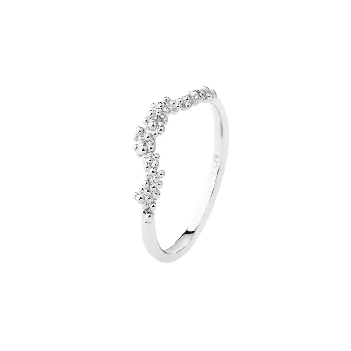Zilveren ring met kleine balletjes, vooraanzicht, elegant en eenvoudig sieradenontwerp voor vrouwen