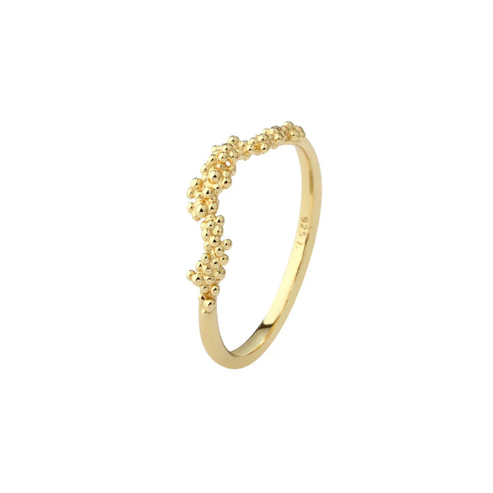 Gouden ring met kleine kogeldetails, vooraanzicht, elegant en stijlvol design