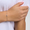 Sweet Diamonds Armbånd sølv med lille hjerte, båret på håndled på hvid trøje. Model7150357_1M