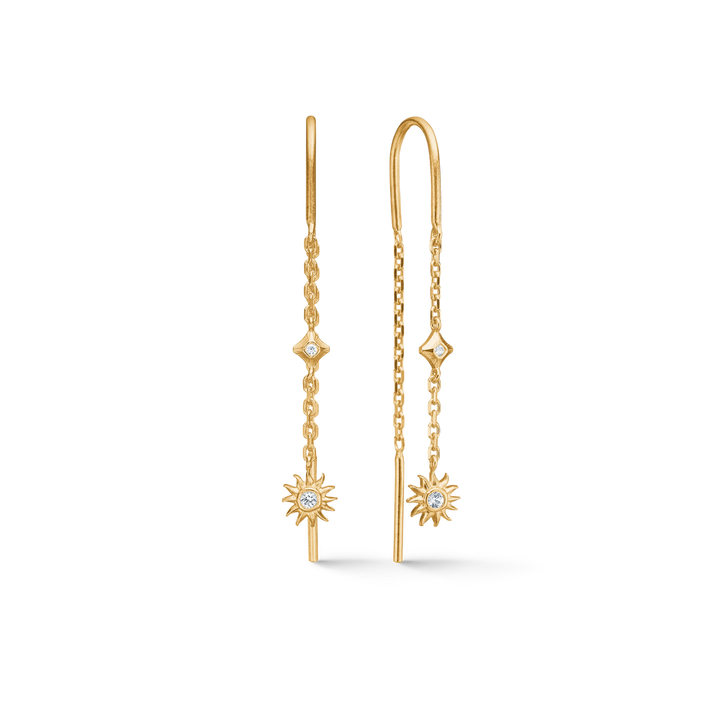 Sunshine Daydream Earrings, elegante guldøreringe med kæde, små klare sten og solformet vedhæng. Model 7207960