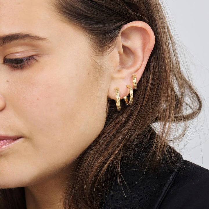 Studio Z Rime Medium Hoops – Vergulde creolen van sterlingzilver 
