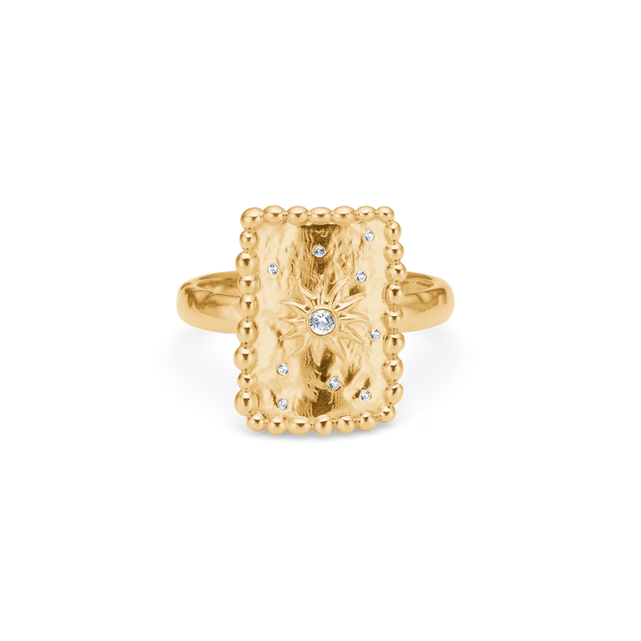 Aqua Dulce Sol Ring viser en rektangulær, guldbelagt ring med detaljeret kant og klare sten. Model7247950_2