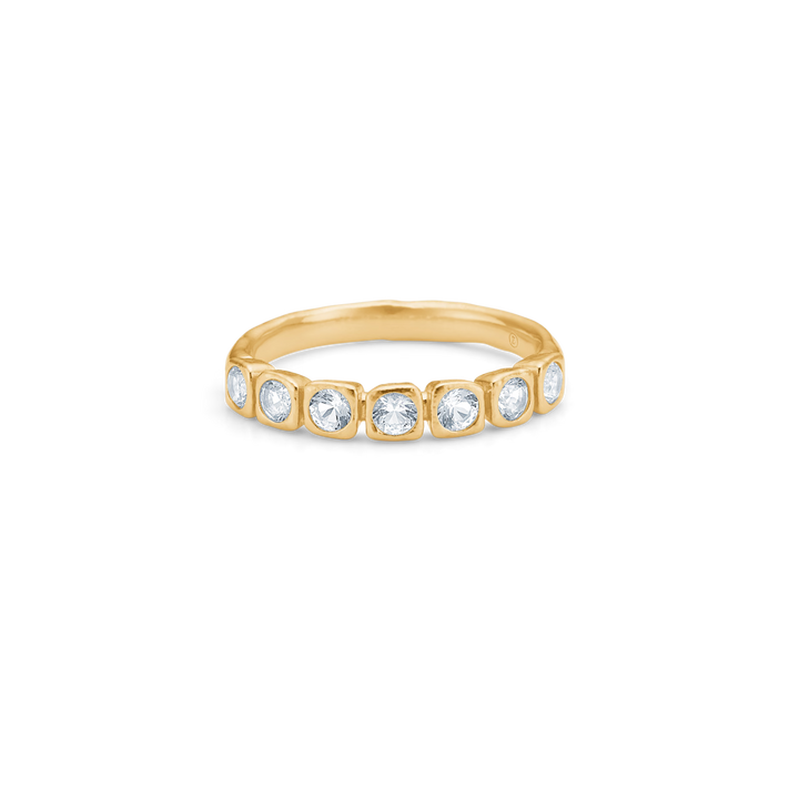 Julie Sandlau Prime Ring i guldfarvet design med ni klare sten, elegant og enkel stil. Model 7247955_2.