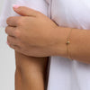 Aqua Dulce Asta Bracelet viser et elegant, tyndt guldfarvet armbånd på håndled. Model 7250357_1M