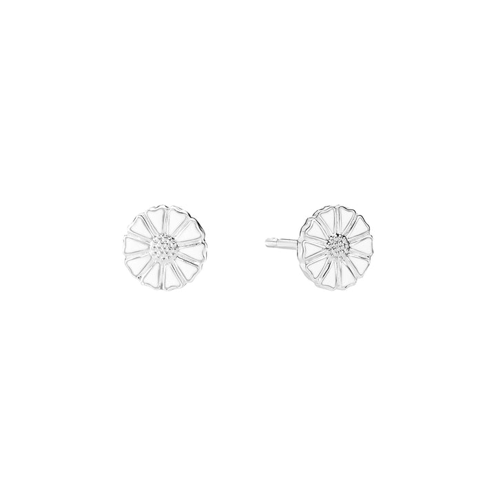Daisy Stud Earrings, et par sølvfarvede øreringe formet som små blomster med diskrete detaljer Model 12345