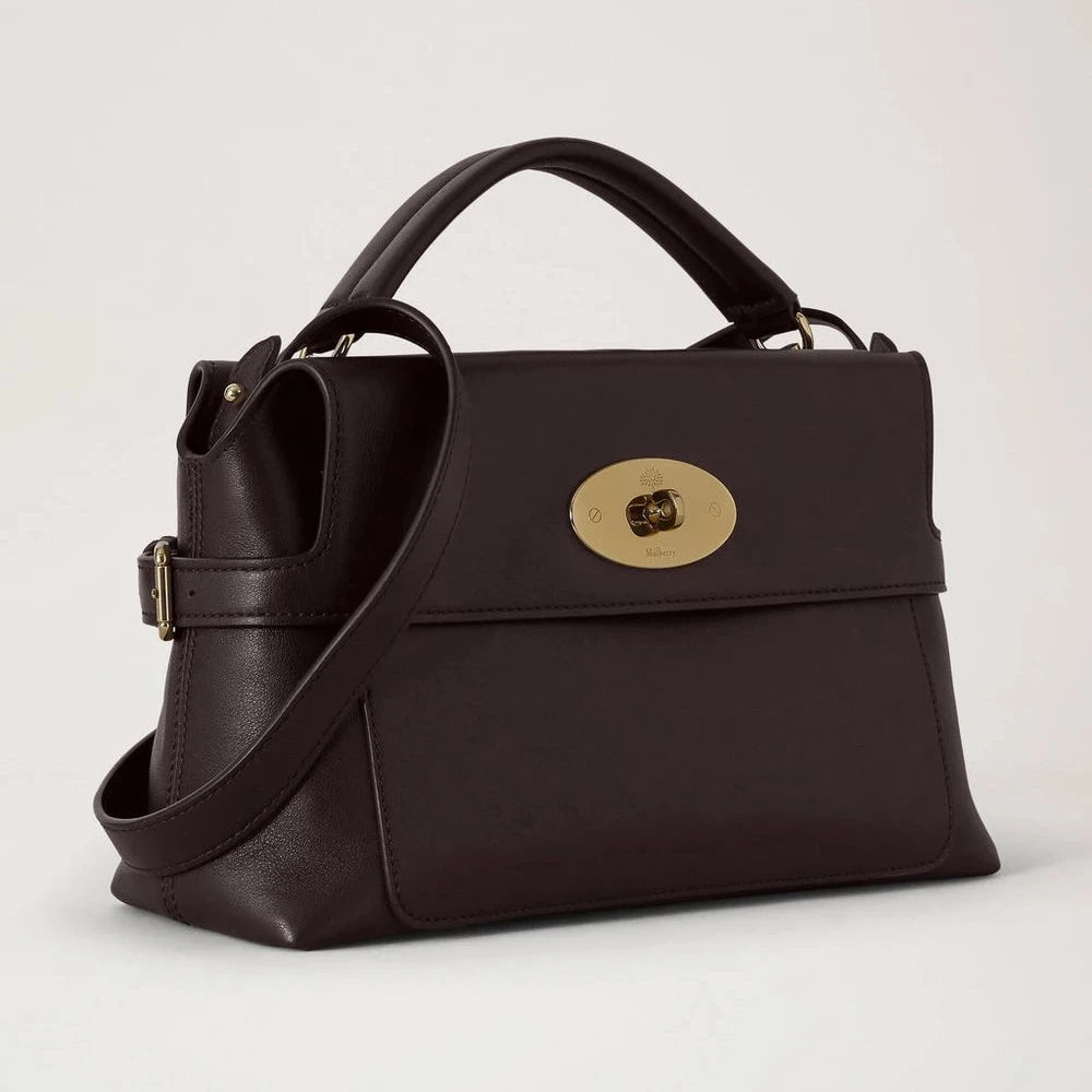 Mulberry taske i mørkebrun læder med guldspænde og bærehank, vist forfra. Model 12345