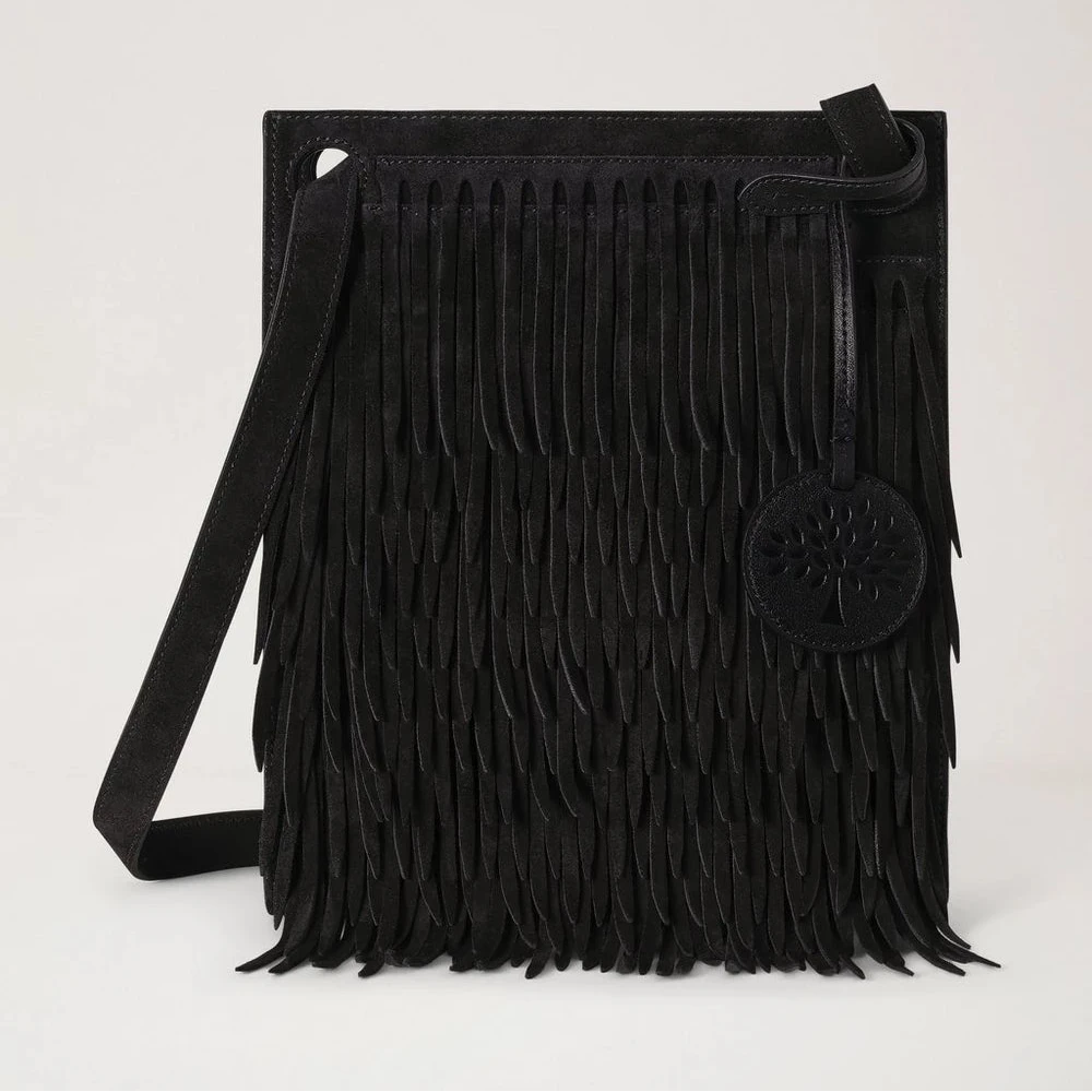 Black suede fringe crossbody bag med dekorativt træ-emblem Model 574836