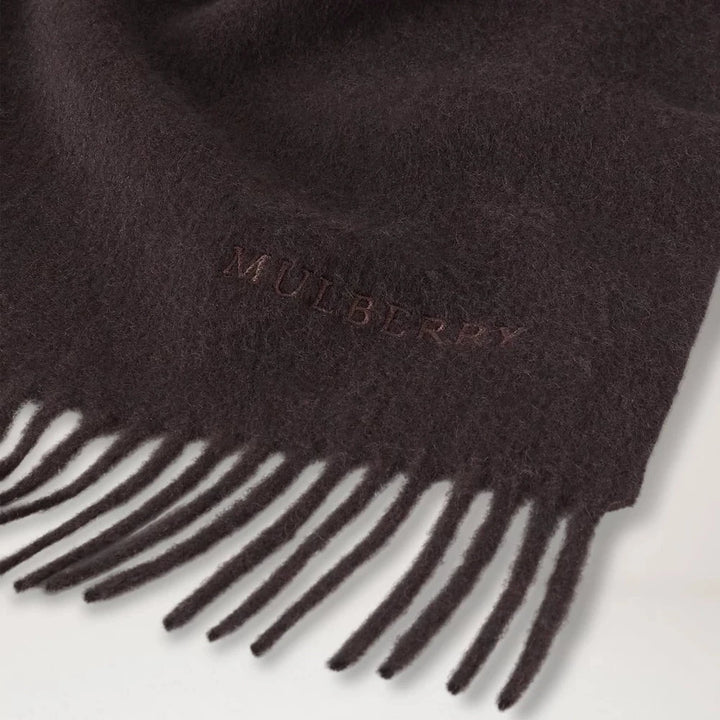 Mulberry tørklæde i mørkebrun uld med diskret logo-broderi og frynser i enden.