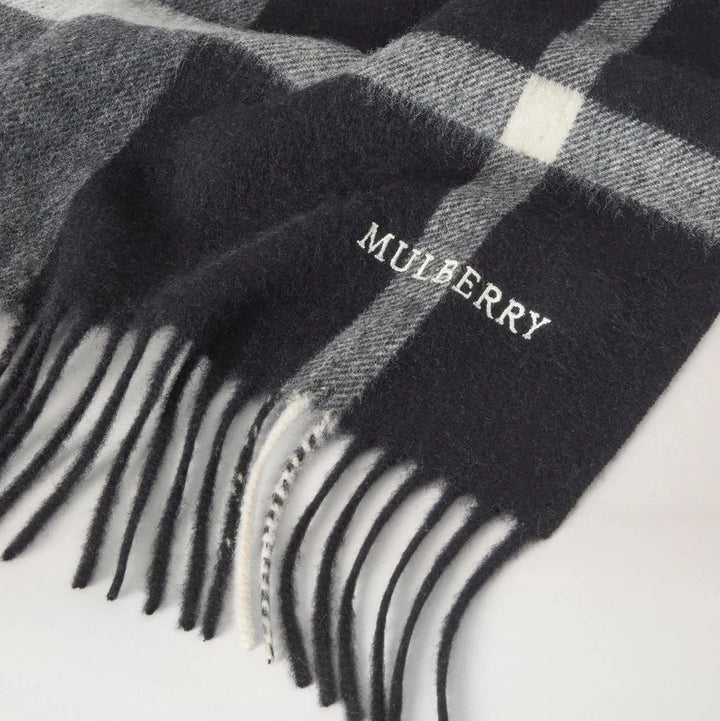 Mulberry tørklæde i grå og sort ternet uld med hvidt logo og frynser i kanten.
