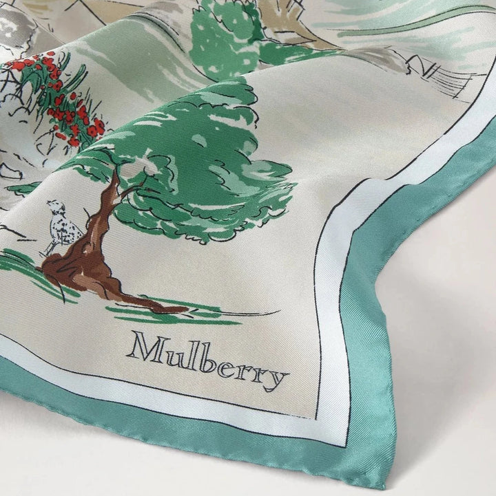 Mulberry G_VS4910_233Z100 tørklæde med grønne træer og lyseblå kant i glat silke, Model G_VS4910_233Z100.