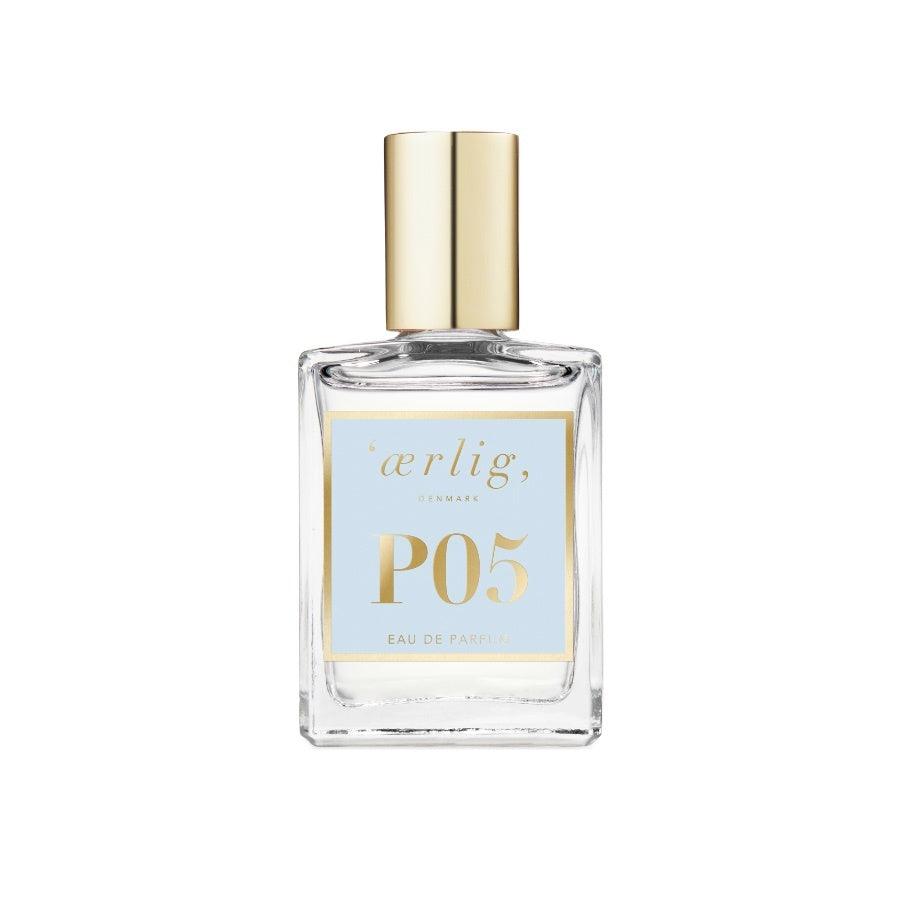 ærlig eau de parfum p05 15ml toont een elegant, vierkant parfum met gouden dop en lichtblauw etiket. Model P05-T-1