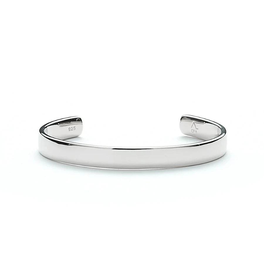 Alexander Lyngaard Hope Bangle in zilver toont een stijlvolle, gepolijste armband in 925 sterling zilver. Modelh20013-003-1