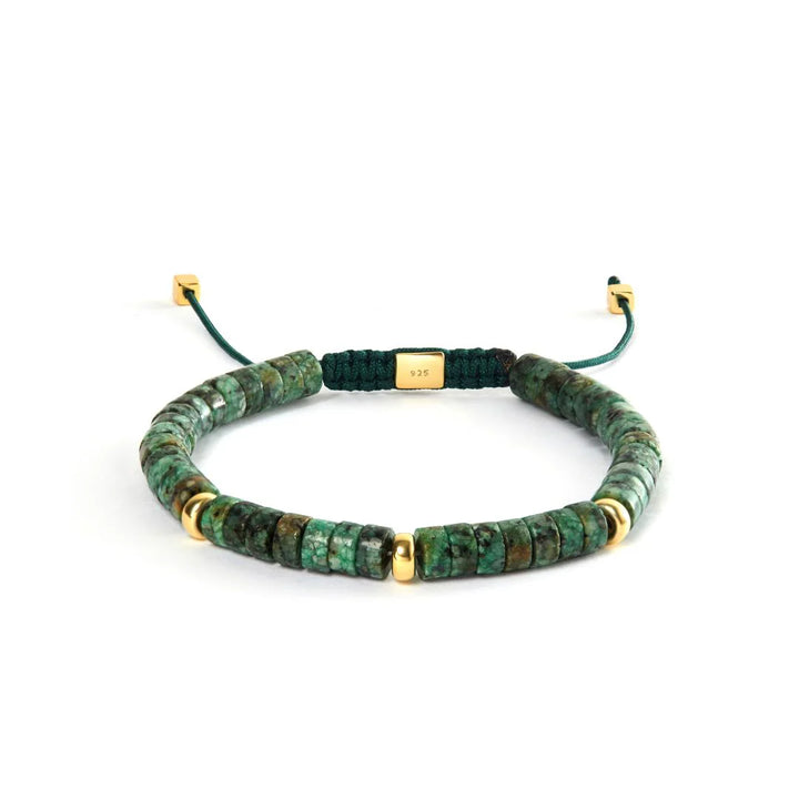 Alexander Lynggaard Armband Amazon Heishi Gevlochten 6mm met groene stenen en gouden details op een witte achtergrond. ModelB00212-1