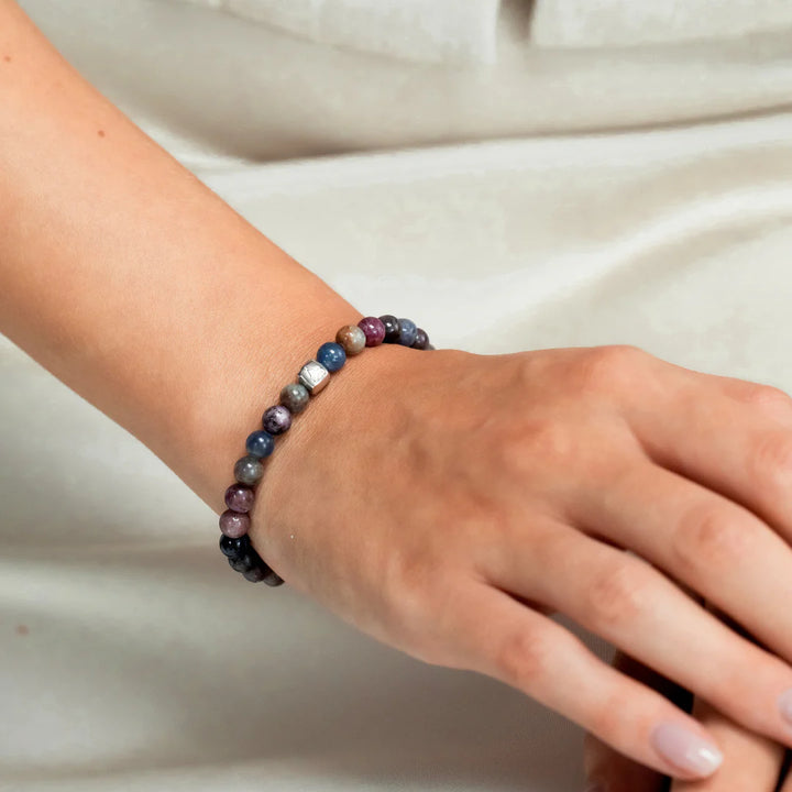 Alexander Lynggaard Armband Amalfi 6 mm wordt afgebeeld om een ​​pols met veelkleurige parels. Modelc10580-001-1