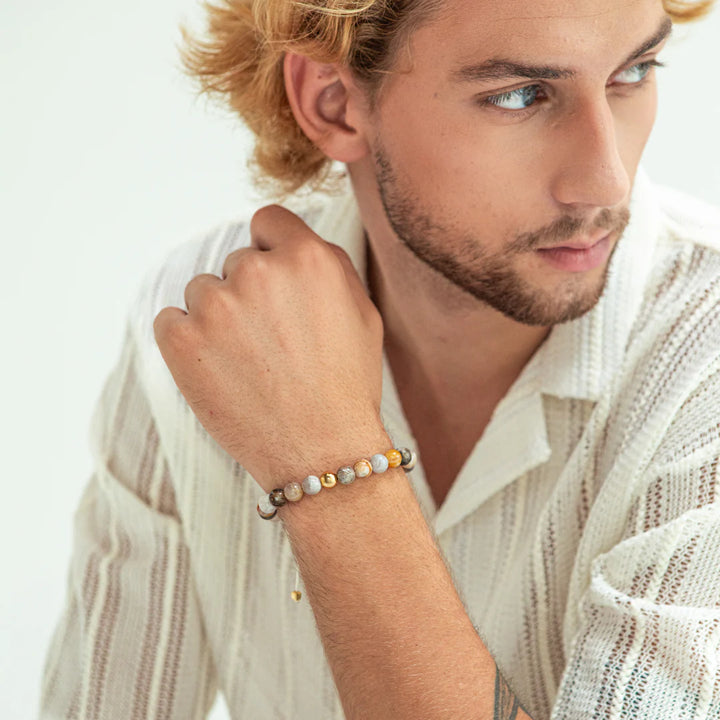 Alexander Lynggaard Armband Bamboeblad Agaat Gevlochten 8mm wordt gedragen door mannen, natuurstenen in bruin- en grijstinten. ModelB00183-2