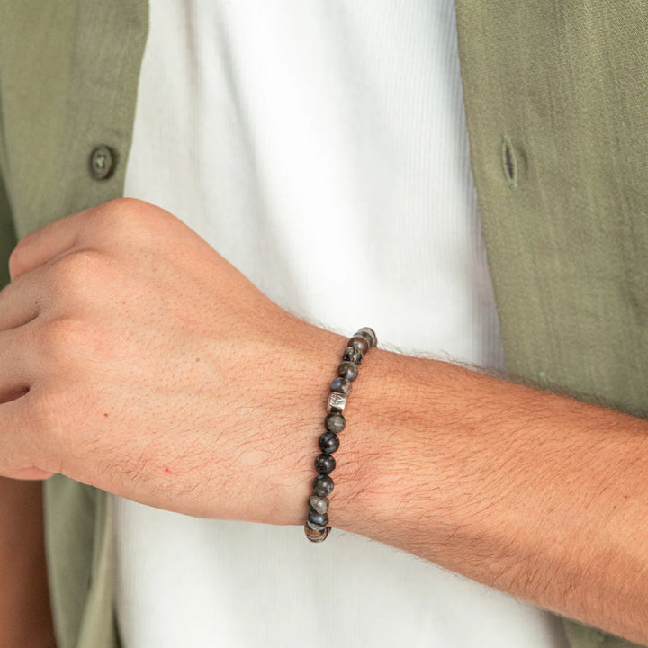 Alexander Lynggaard Armband Glaucofaan 6 mm afgebeeld op de pols, donkergrijze kralen. Modelc01170-001-1