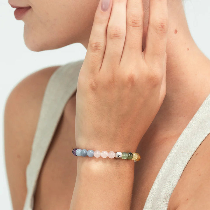 Alexander Lynggaard Armband Saint Tropez 6 mm afgebeeld op de hand van een vrouw, kleurrijke stenen ballen. Modelc10550-001-2.