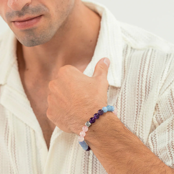 Alexander Lynggaard Armband Saint Tropez 8 mm gedragen op herenhand, kleurrijke parels in blauw, paars en roze. ModelC10560-001.