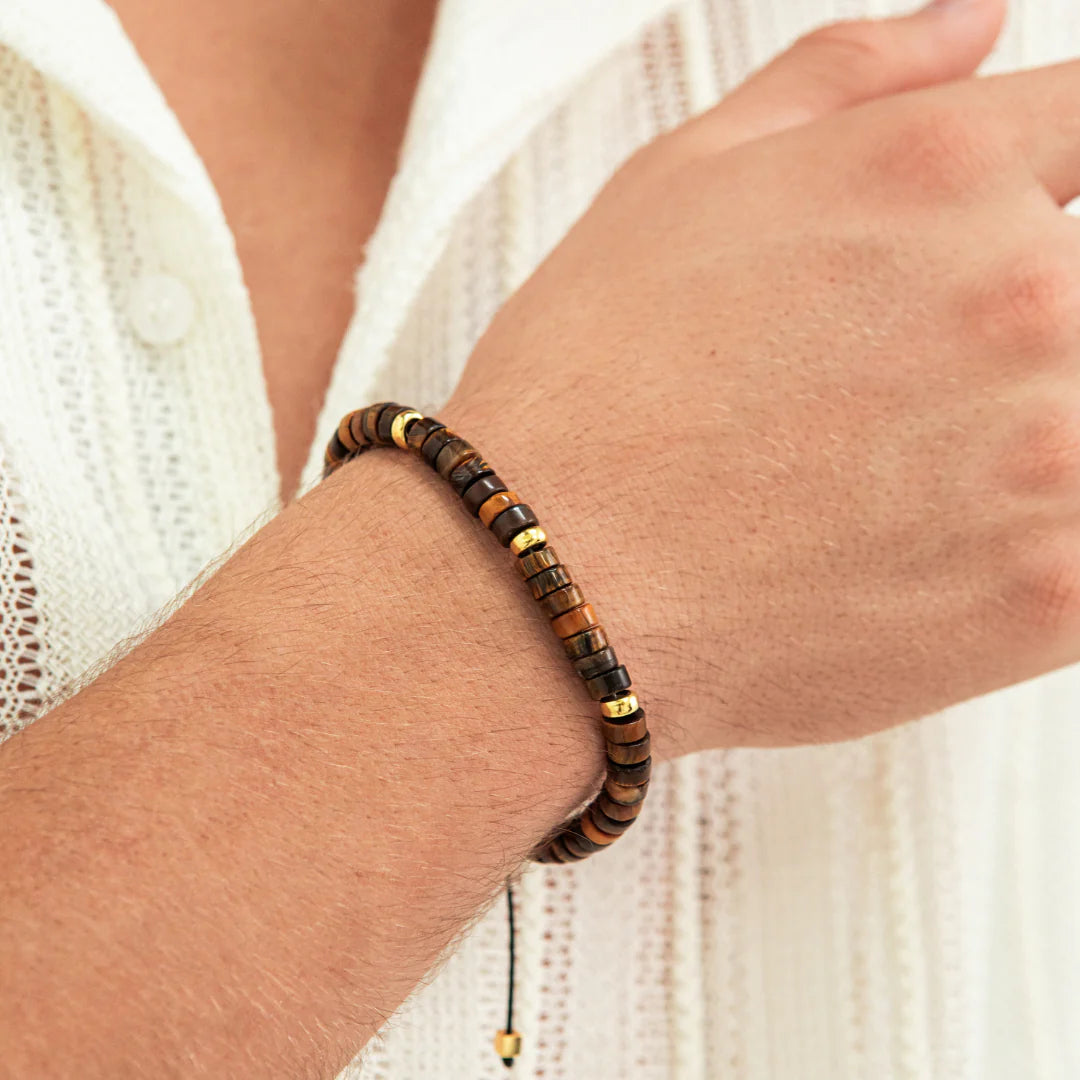 Alexander Lynggaard Armband Tijgeroog Heishi Gevlochten 6 mm afgebeeld op de hand, bruine en gouden details. ModelB00202-1
