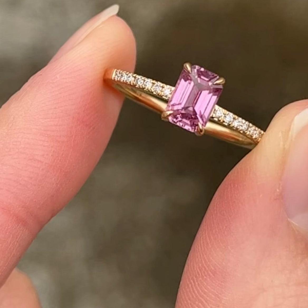 Anpe Atelier Custom Made Ring Roze Saffier van dichtbij weergegeven, met rechthoekige roze saffier in gouden ring bezet met kleine diamanten. Model 27-aangepast3-001-1