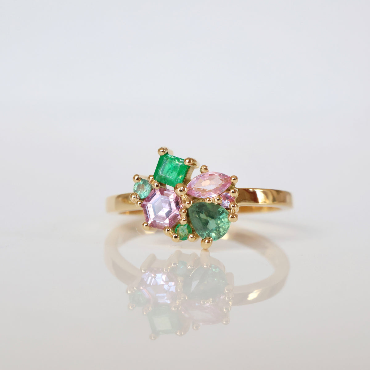anpe-atelier-varnaya-ring-18kt-goud-op maat gemaakt met groene en roze stenen gezet in helder goud, Model 27-custom4-001-1