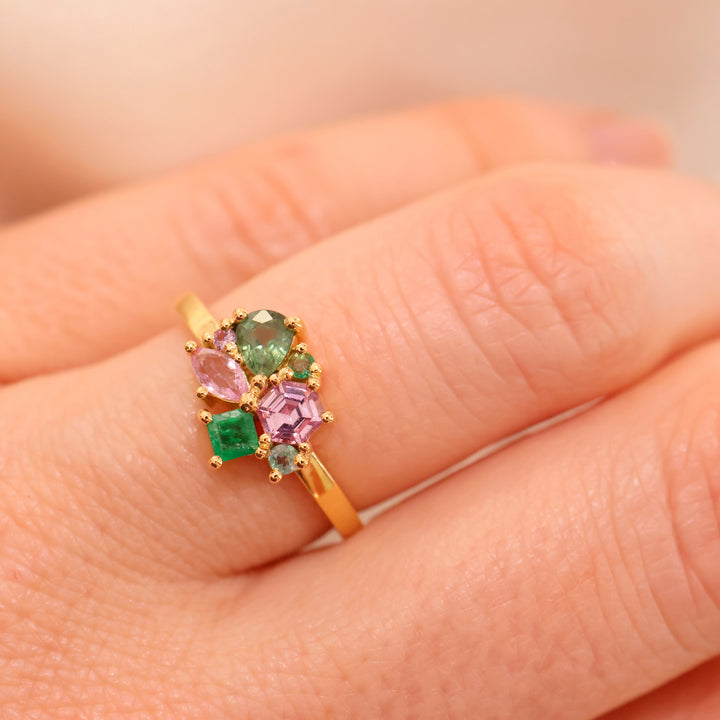 Anpe Atelier Varnaya Ring 18kt goud op maat gemaakt met groene en roze edelstenen bij de hand, Model 27-custom4-001-2.