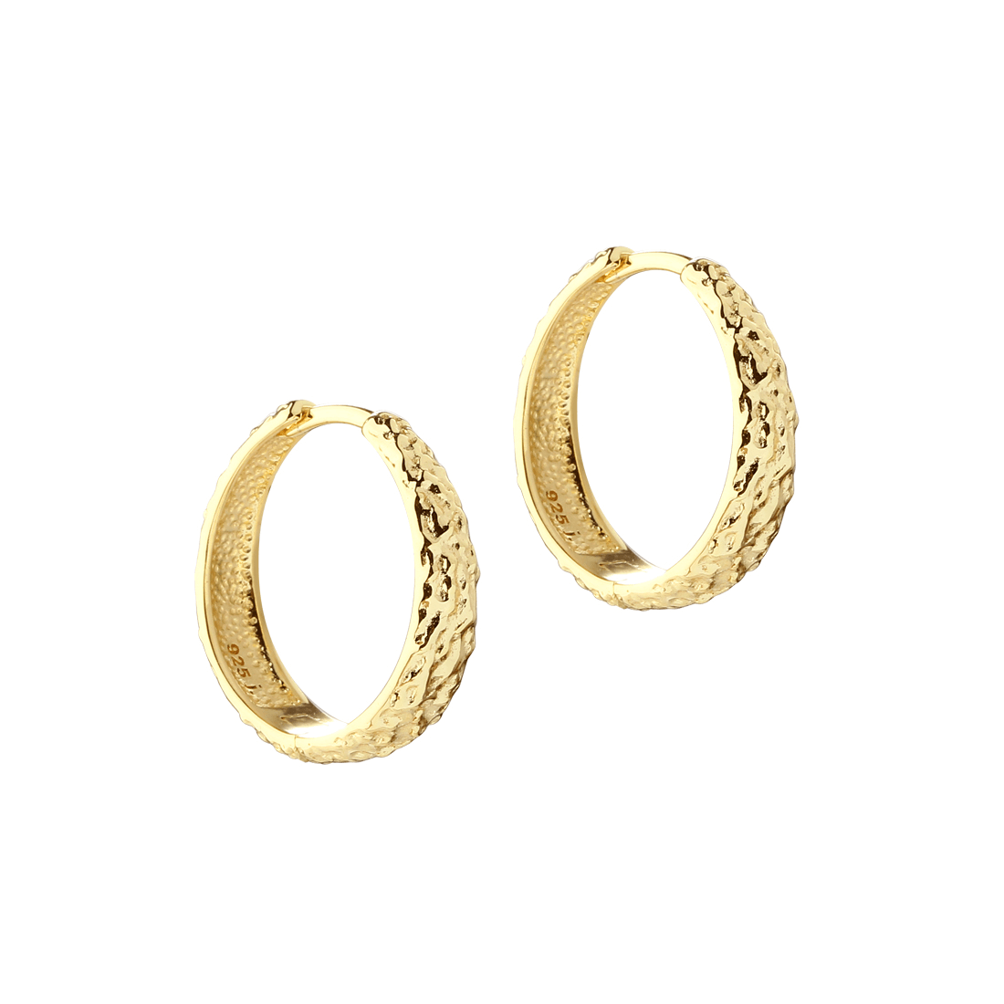 Aqua Dulce Cappa Large Hoop in verguld zilver. Paar grote, getextureerde gouden oorbellen op een witte achtergrond. Model 6240-1