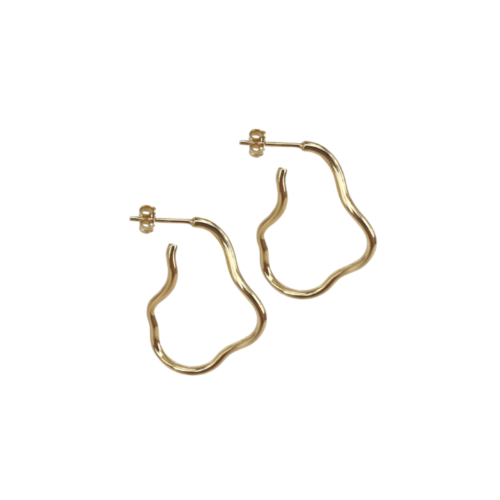 Aqua Dulce Curly Hoop Gold Plated 5718, moderne vergulde oorbellen met golvend design, model 5718-1.