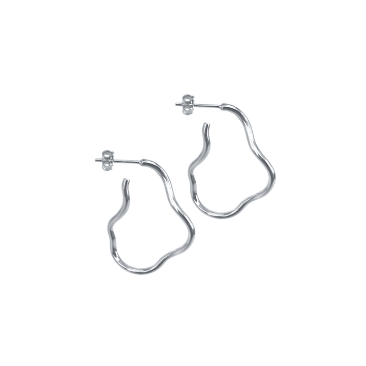 Aqua Dulce Curly Hoop Silver, open oorbellen in een golvend zilver design met een glanzende afwerking. Model 5717-1.