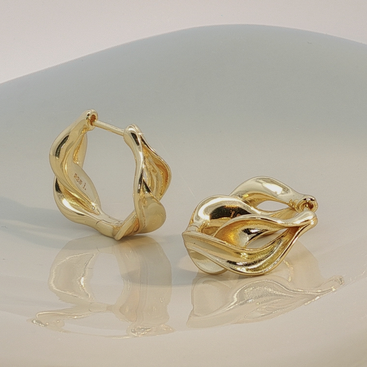 Aqua Dulce Curva Hoop in vergulde, elegante gedraaide creolen in glanzend gouden afwerking, model 6512-2.