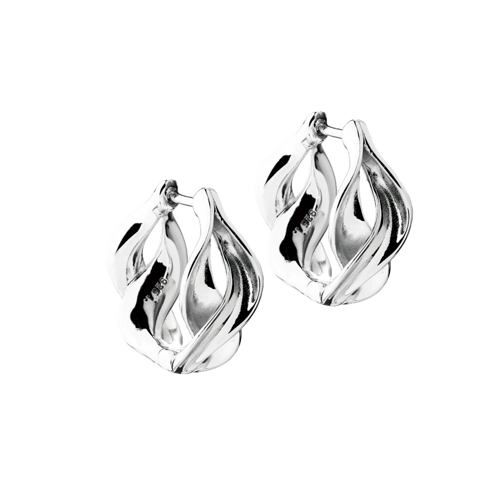 Aqua Dulce Curva Hoop in zilveren, glanzende creolen met gedraaide, organische vorm. Model 6511-1