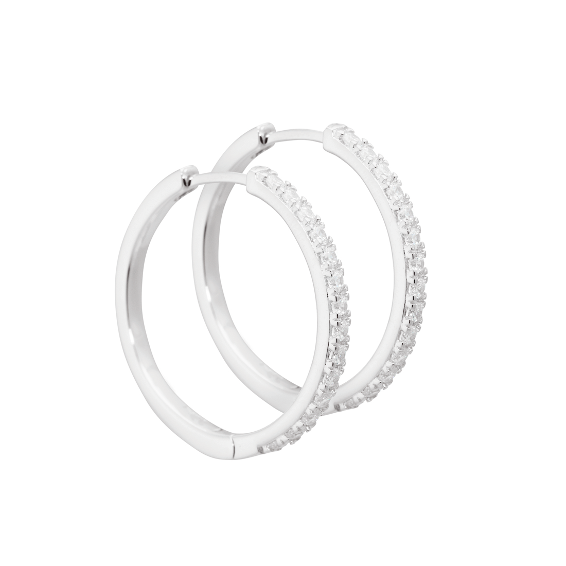 Aqua Dulce Darling Silver Hoop Earrings 25 mm toont een close-upafbeelding van twee zilveren oorbellen met heldere steendetails. Model3832-3832-1