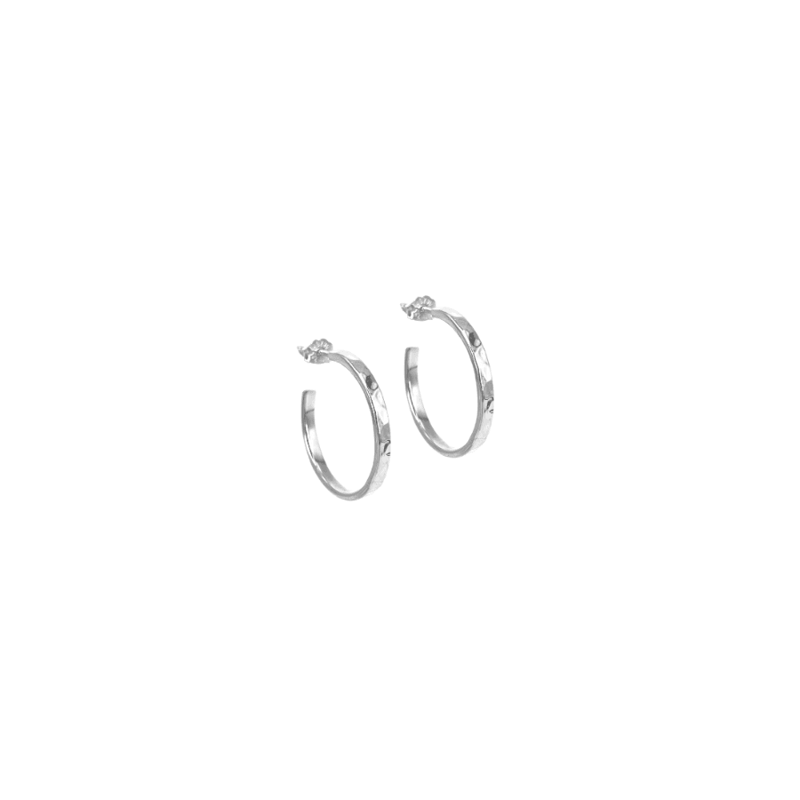 Aqua Dulce Elena Hoops in zilver, elegante ronde oorbellen met een gehamerd oppervlak. Model 5723-5723-1