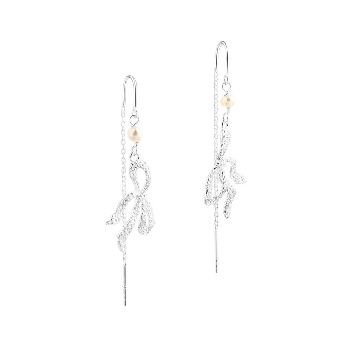 Aqua Dulce hangende strikoorbellen in zilver met gebogen strikontwerp en pareldetail. Model 5858-5858-1.