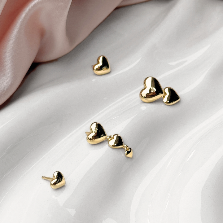 Aqua Dulce Karla And Me oorbellen afgebeeld op witte achtergrond, gouden hartoorbellen, Model 6420-2