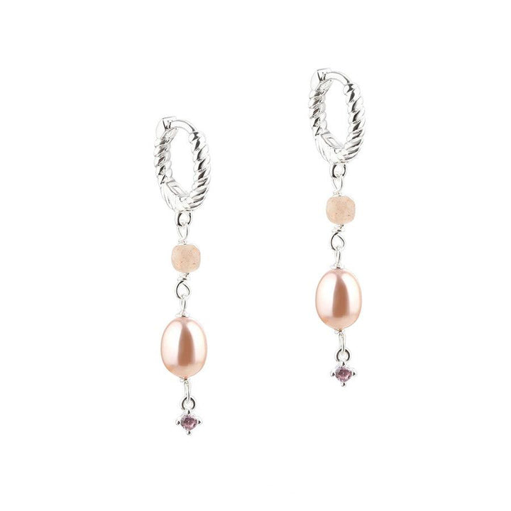 Aqua Dulce Koi Rose Hoop Zilveren oorbellen met gedraaid zilveren design, perzikparel en klein roze steentje. Model 5630-1.