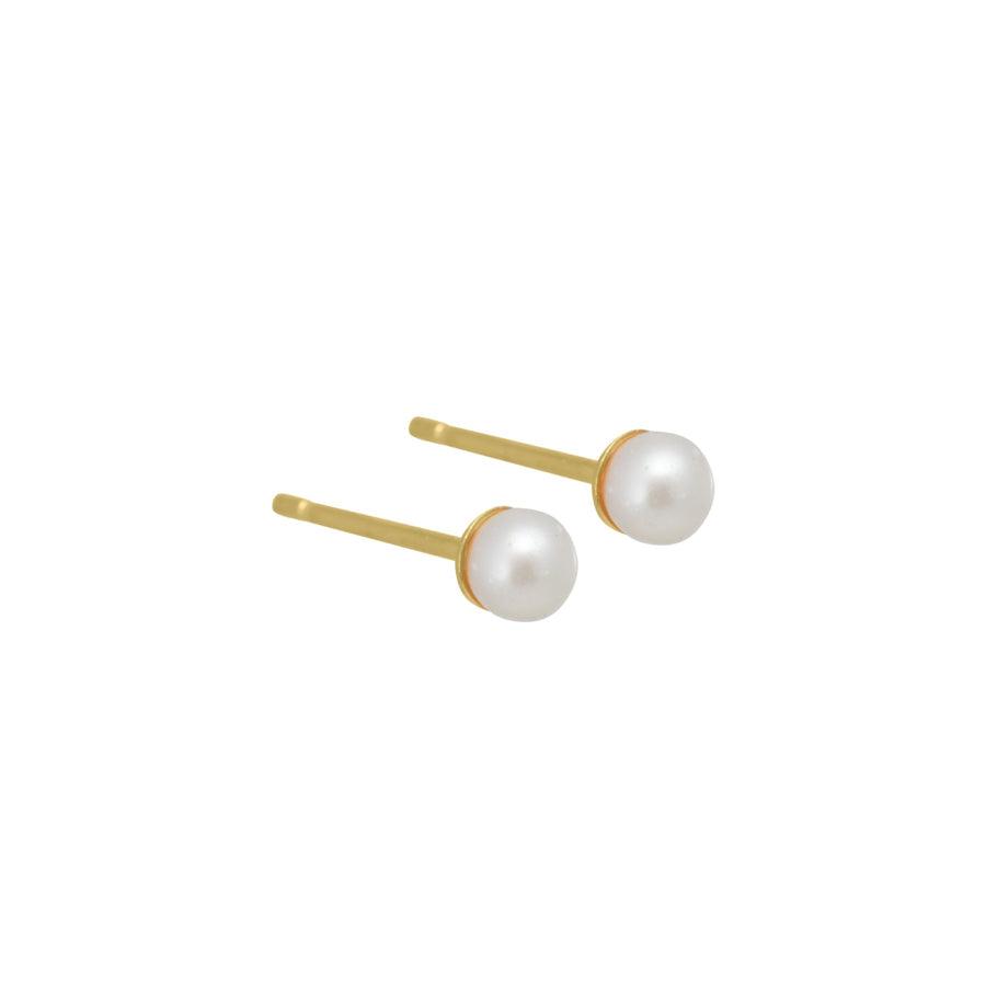 Aqua Dulce Lola Pearl Studs Gold Plated toont een set kleine vergulde studs met witte parels. Model3986-1