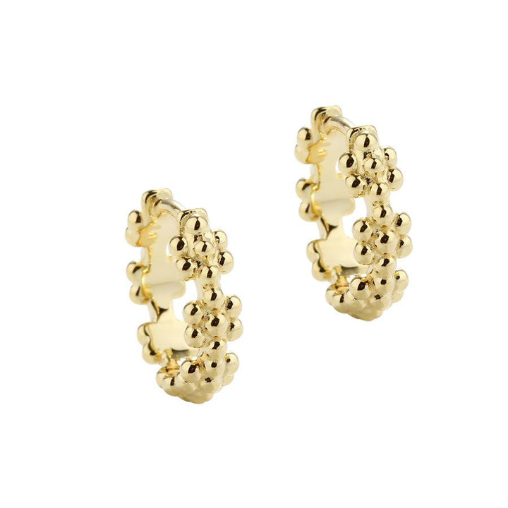 Aqua Dulce Lots of Flowers Hoop Gold Plated 13mm toont twee vergulde hoops met bloemstructuur op een witte achtergrond. Model 5706-1.