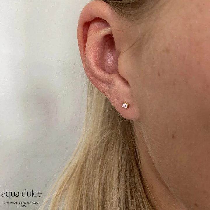 aqua dulce mini kaya roze oorbellen in verguld zilver zijn te zien op het oor, eenvoudig en vrouwelijk detail. Model 5175-5175-2